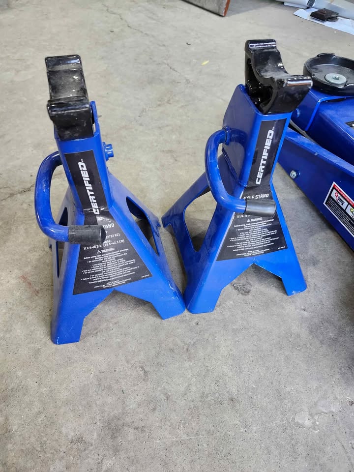 Certified 3-Tonne Axel Stands (2) & Garage Jack