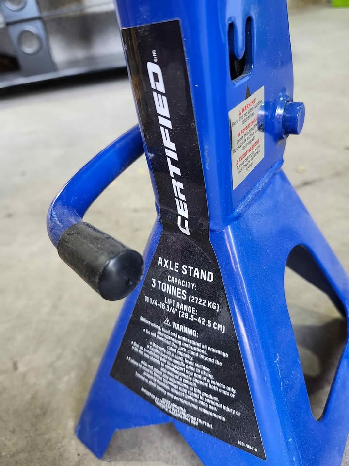 Certified 3-Tonne Axel Stands (2) & Garage Jack