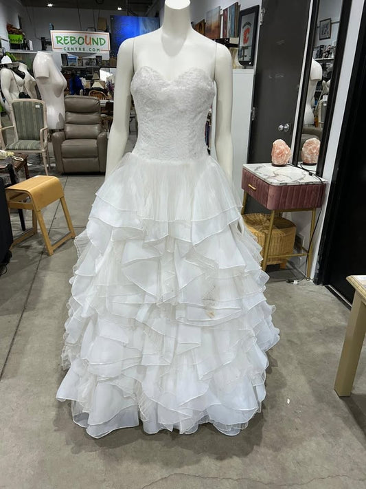 Sweetheart Neckline Wedding Dress with Ruffled Skirt - Size S