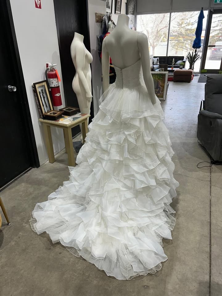Sweetheart Neckline Wedding Dress with Ruffled Skirt - Size S