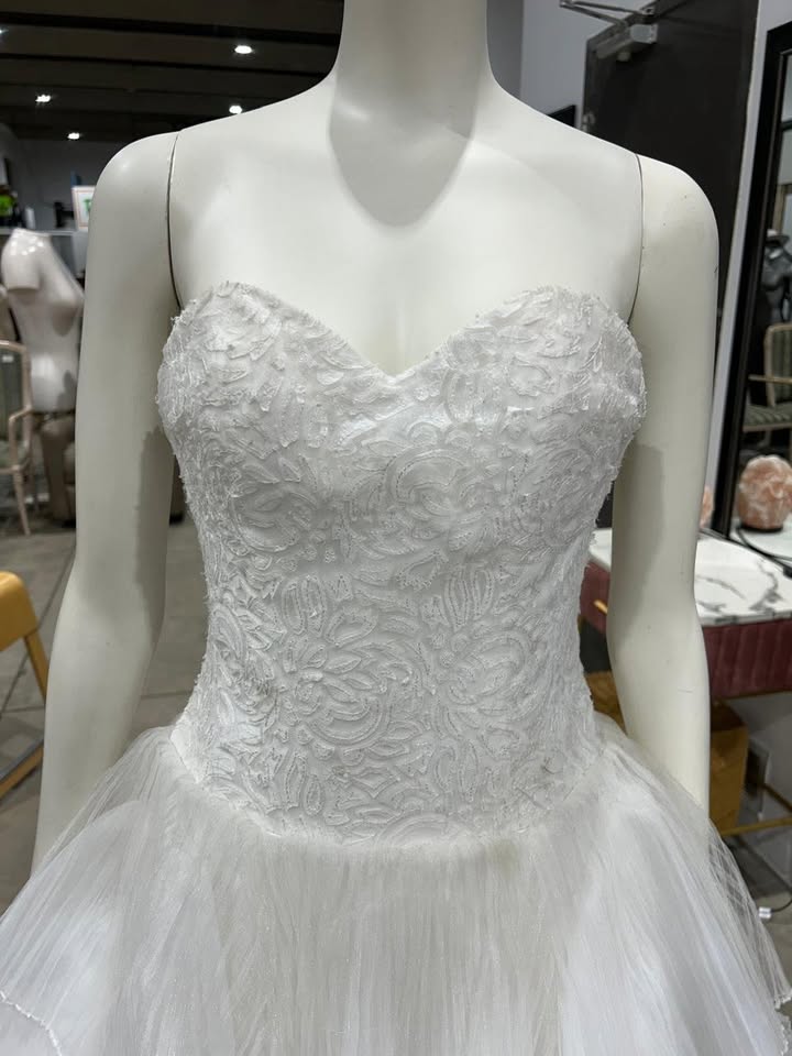 Sweetheart Neckline Wedding Dress with Ruffled Skirt - Size S
