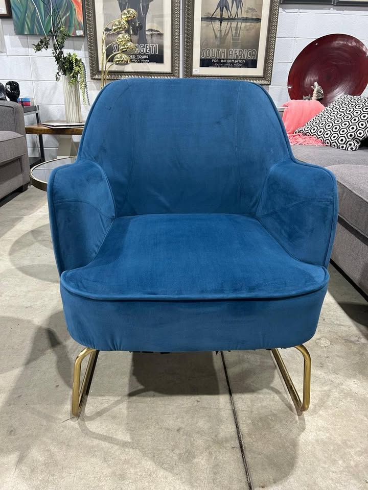 DARAH Blue velvet armchair