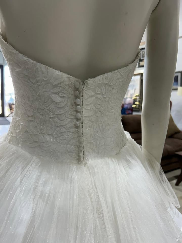 Sweetheart Neckline Wedding Dress with Ruffled Skirt - Size S