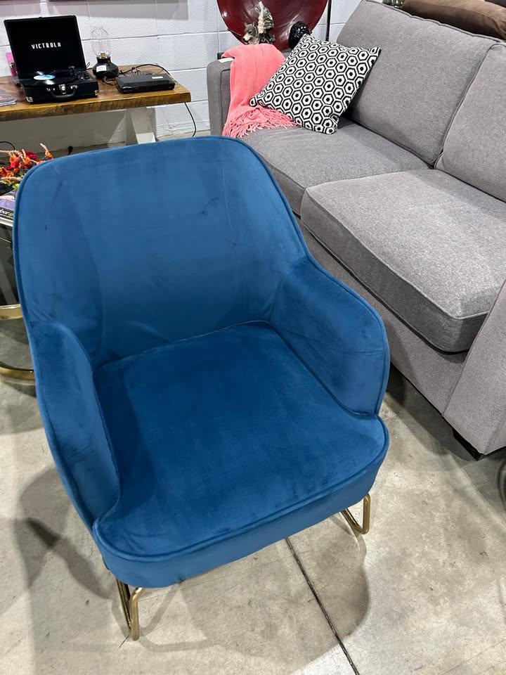 DARAH Blue velvet armchair