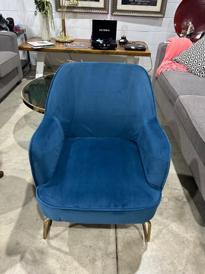 DARAH Blue velvet armchair