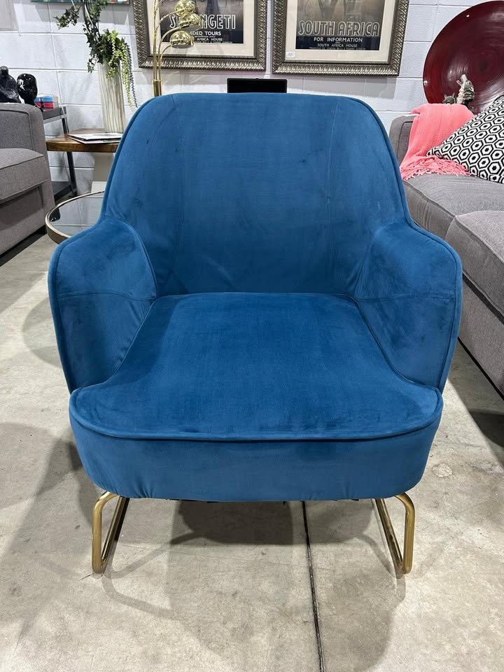 DARAH Blue velvet armchair