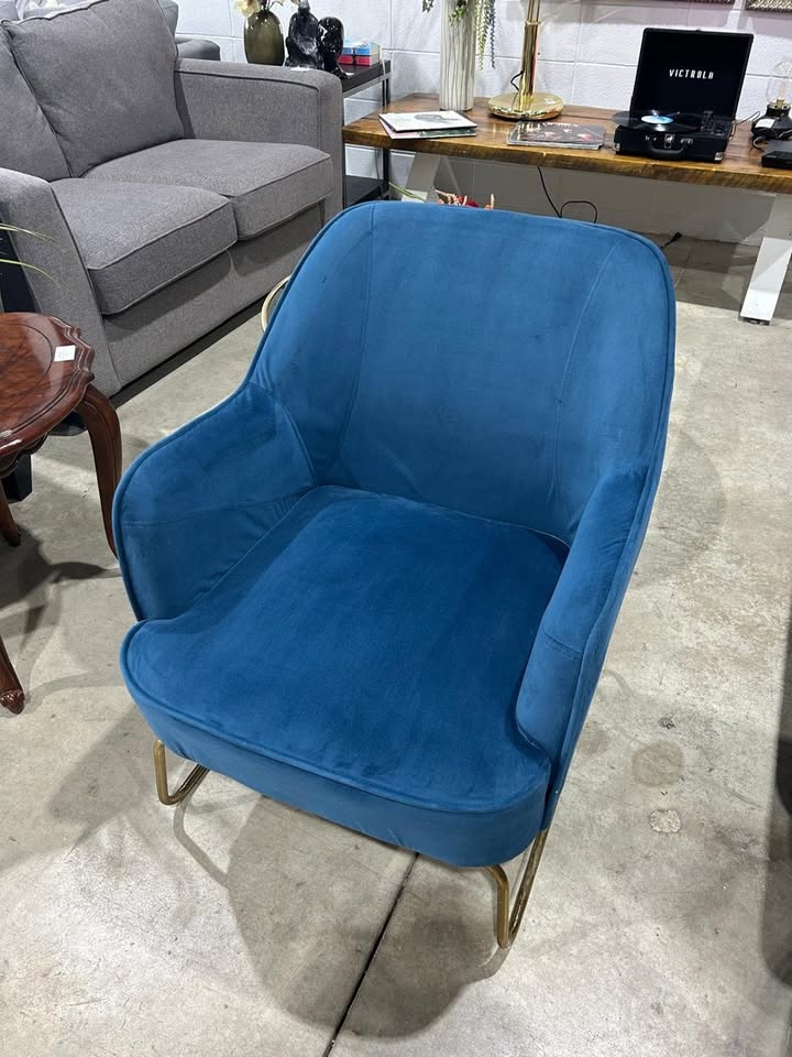 DARAH Blue velvet armchair