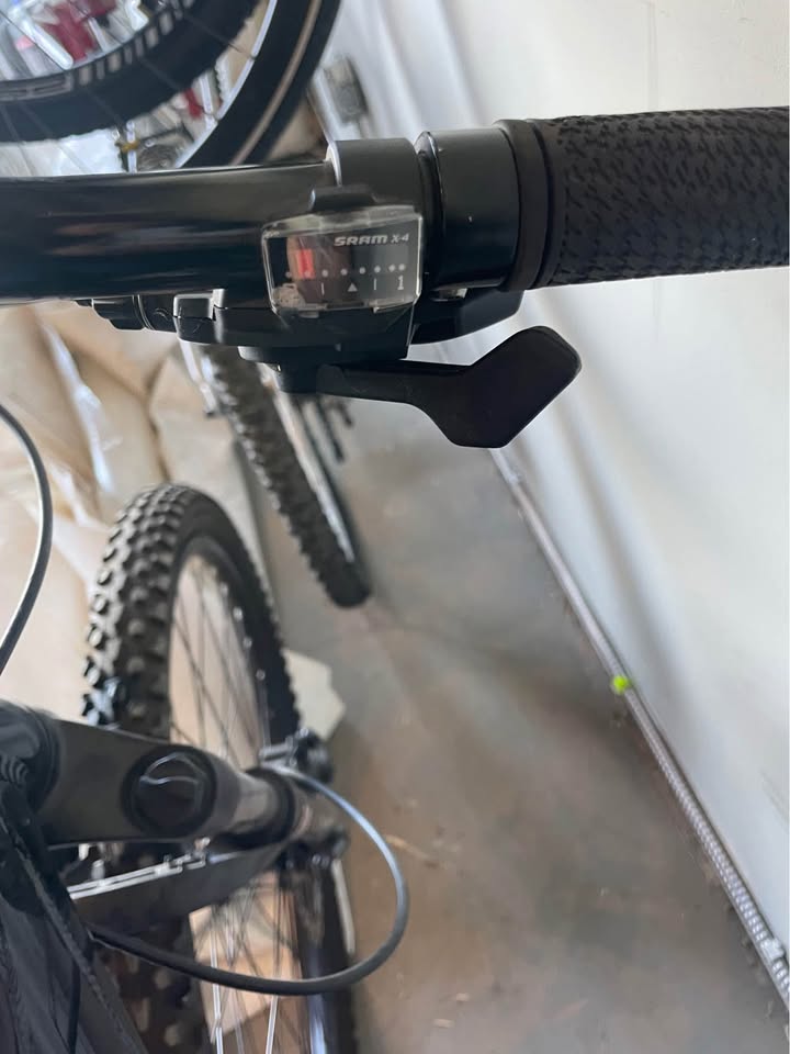 DIAMONDBACK LAUNCH MOUNTAIN BIKE