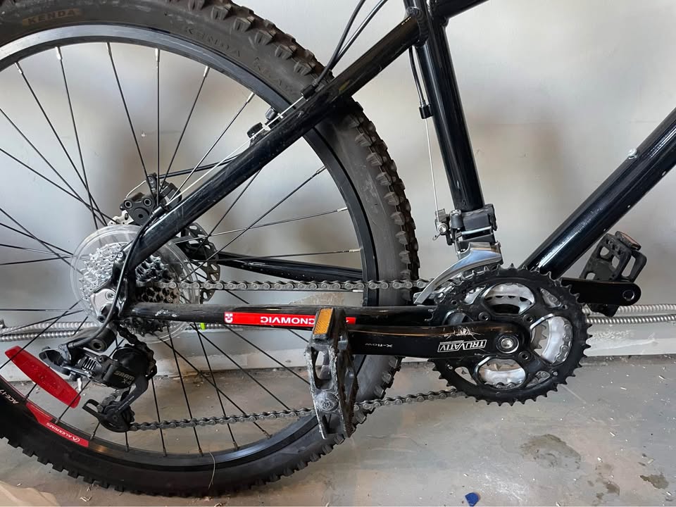 DIAMONDBACK LAUNCH MOUNTAIN BIKE