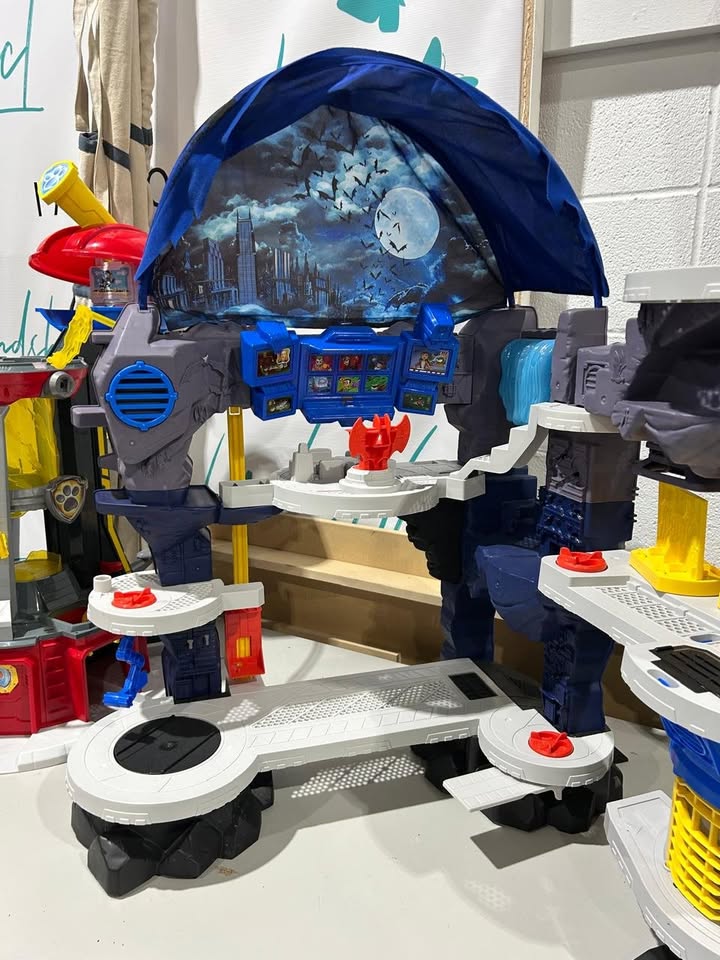 DC Superfriends Batcave