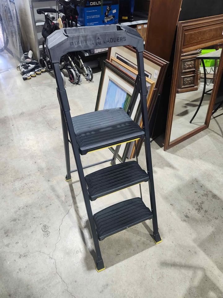 Gorilla Ladders PRO Steel 3-Step Stepladders