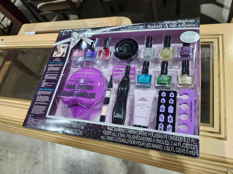 New! The Color Institute 19 Piece Manicure/Pedicure Set