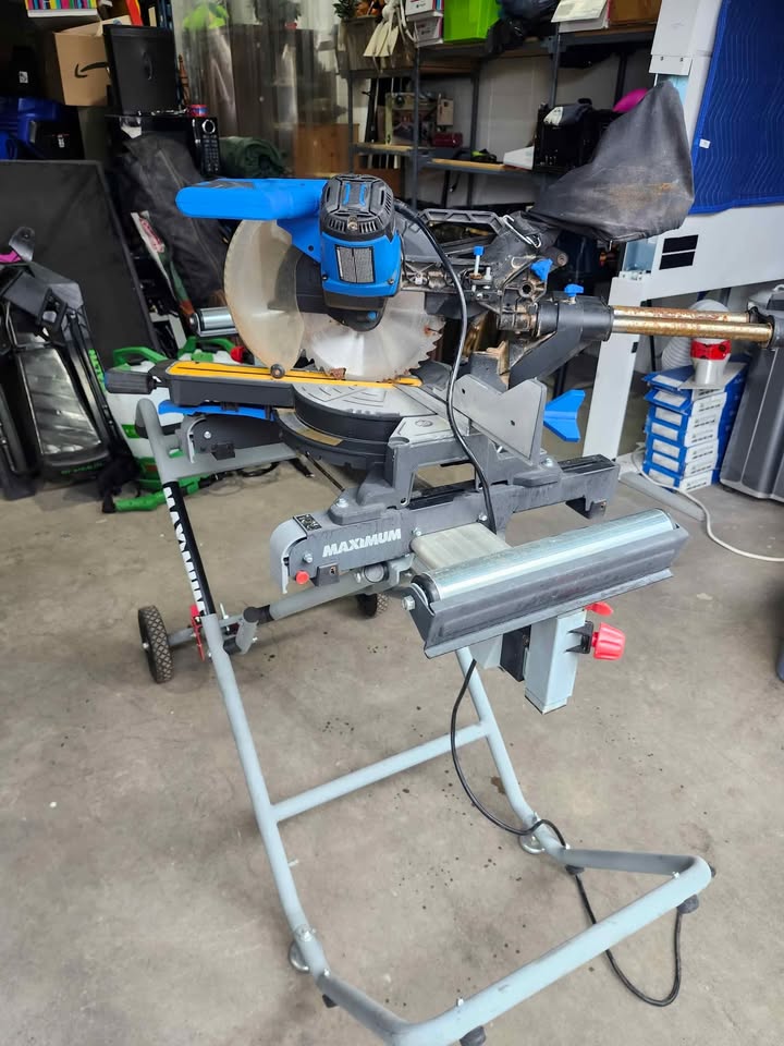 Mastercraft 10" Sliding Compound Mitre Saw + Maximum Easy-Rise Heavy Duty Stand