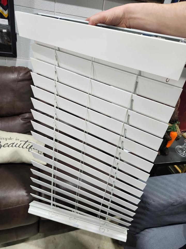 Brand New! 2.5" Faux Wood White Cordless Blinds 28 (w) x 40 (h)