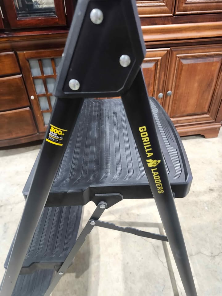 Gorilla Ladders PRO Steel 3-Step Stepladders