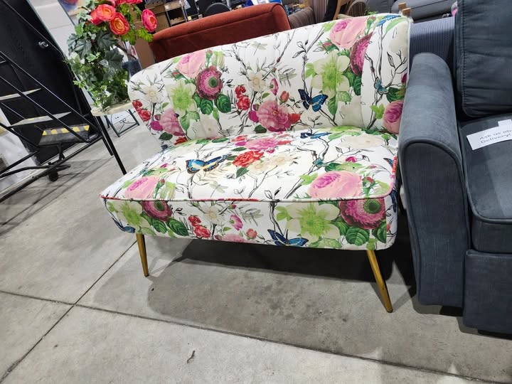 HULALA HOME Coraline Floral Upholstered Loveseat