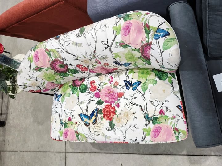 HULALA HOME Coraline Floral Upholstered Loveseat