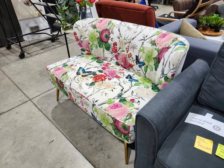 HULALA HOME Coraline Floral Upholstered Loveseat