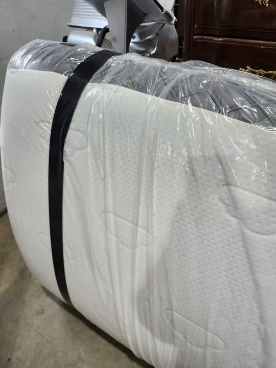Puffy LuX Mattress King - Almost New!