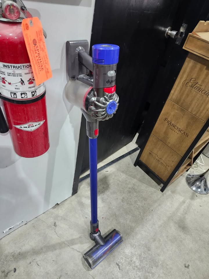 Dyson V7 Cordless Stick Vacuum (No Charger/Untested)