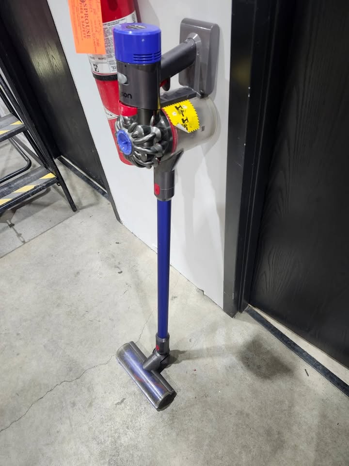 Dyson V7 Cordless Stick Vacuum (No Charger/Untested)