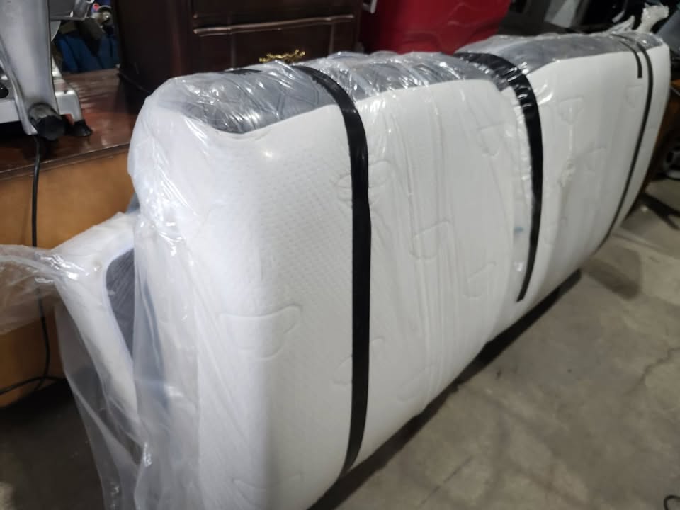 Puffy LuX Mattress King - Almost New!