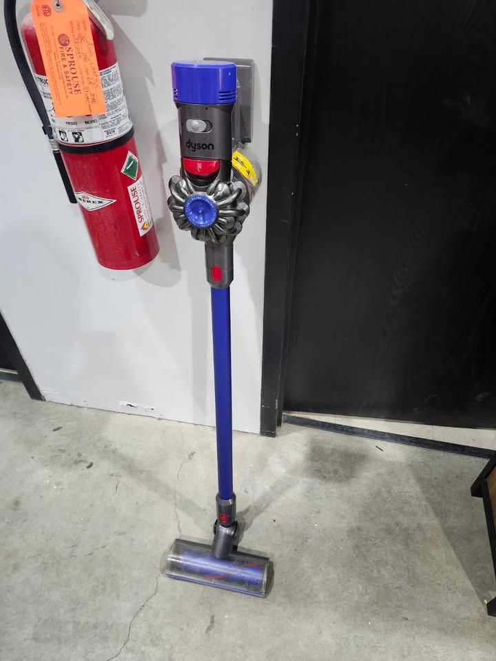 Dyson V7 Cordless Stick Vacuum (No Charger/Untested)