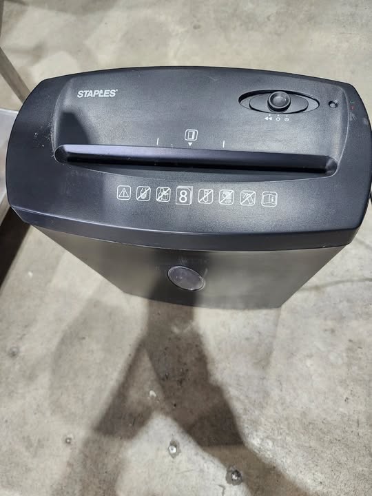 Staples SPL-NXC83A Paper Shredder
