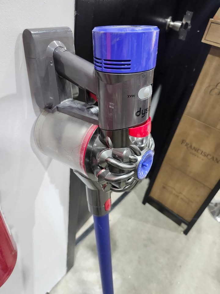 Dyson V7 Cordless Stick Vacuum (No Charger/Untested)