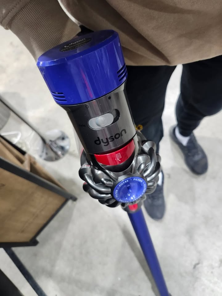 Dyson V7 Cordless Stick Vacuum (No Charger/Untested)