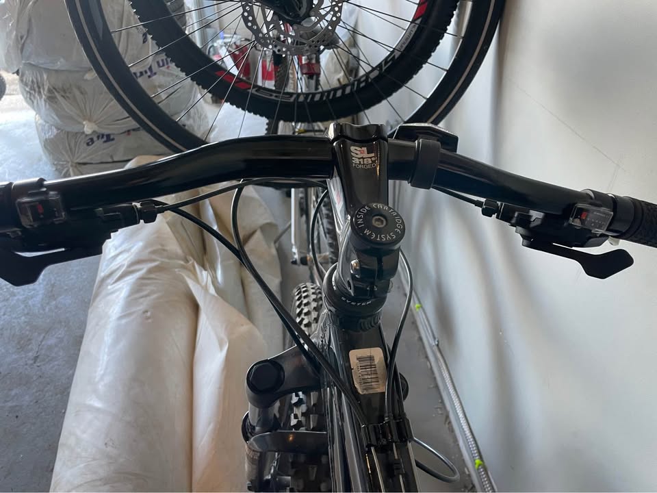 DIAMONDBACK LAUNCH MOUNTAIN BIKE