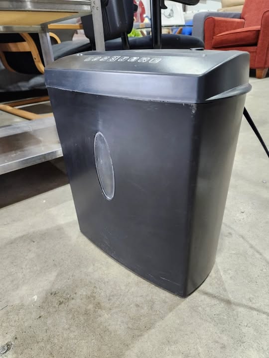 Staples SPL-NXC83A Paper Shredder