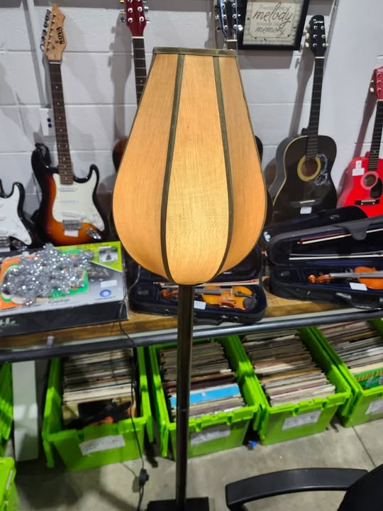 Tall standing lamp