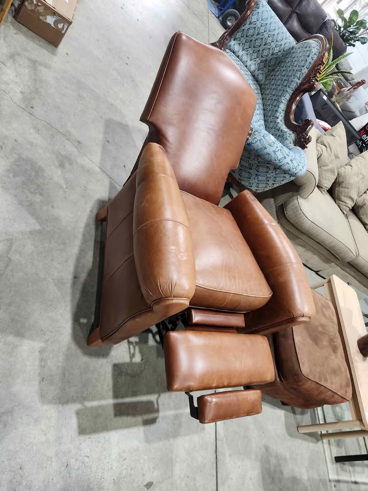 Luxurious Ethan Allen Paloma Leather Recliner