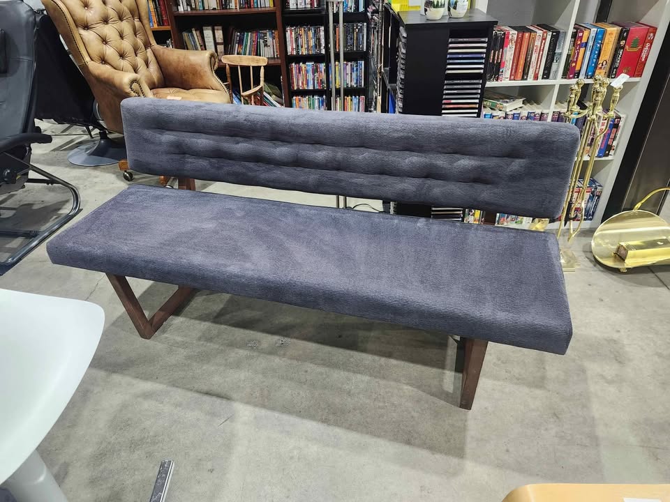 Structube SYLVIA bench with tufted backrest