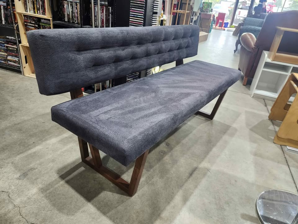 Structube SYLVIA bench with tufted backrest