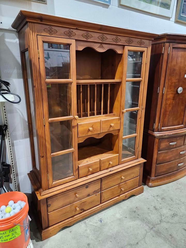 Wooden 2-Piece Hutch with Glass Doors