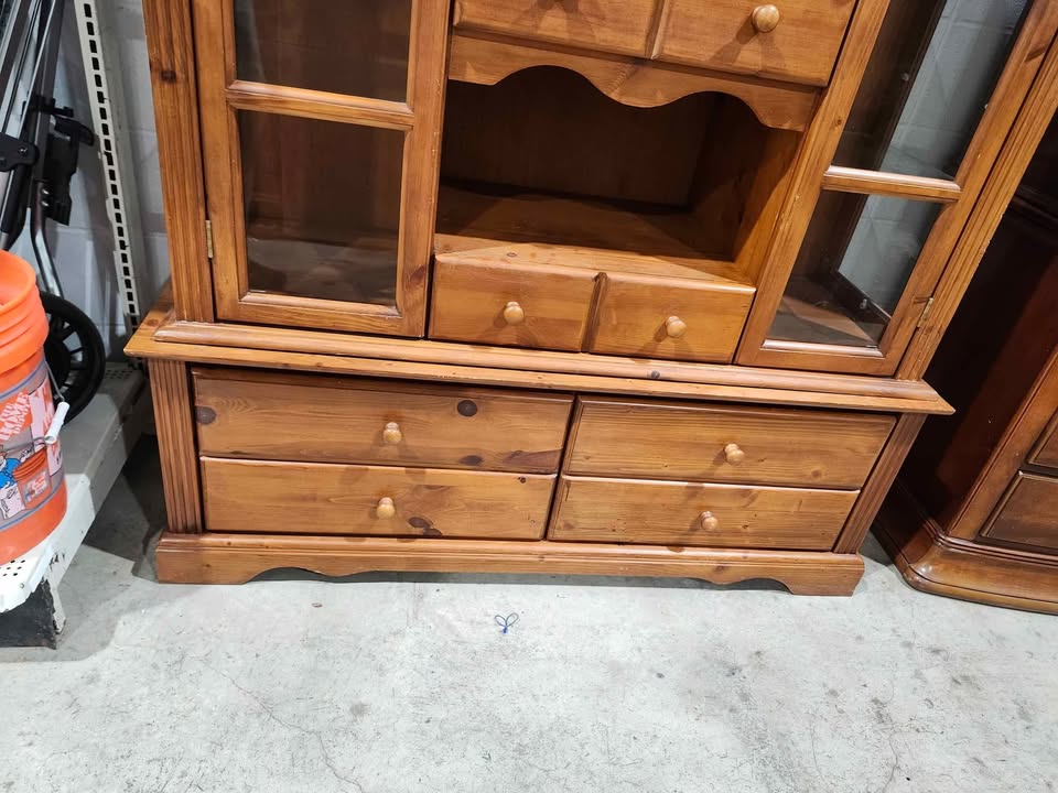 Wooden 2-Piece Hutch with Glass Doors