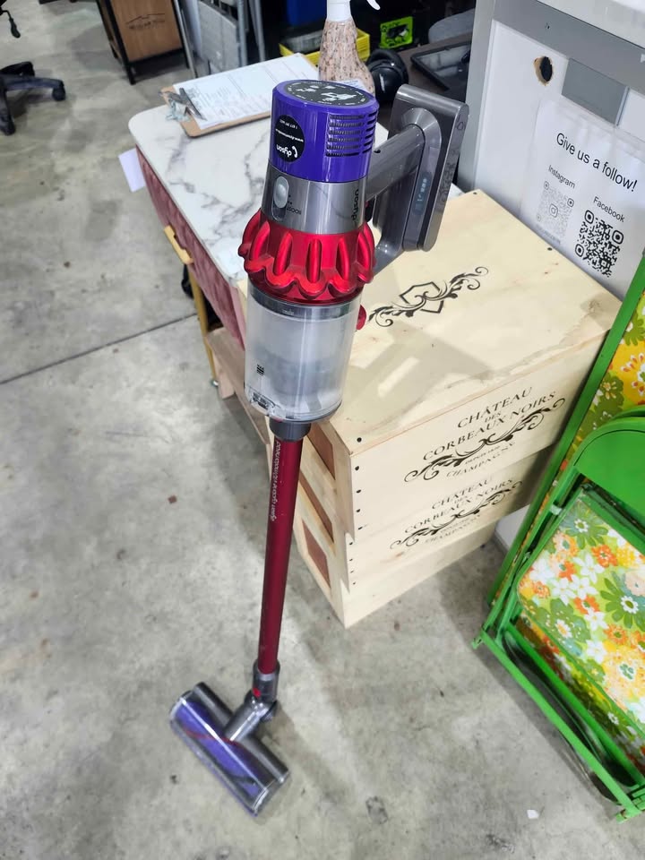 Dyson Cyclone V10 Motorhead Vacuum - Possibly Broken