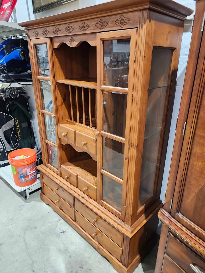 Wooden 2-Piece Hutch with Glass Doors