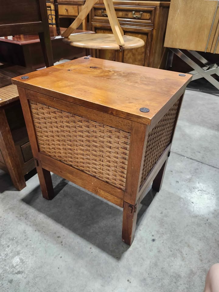 Pier 1 Lift Top End Table