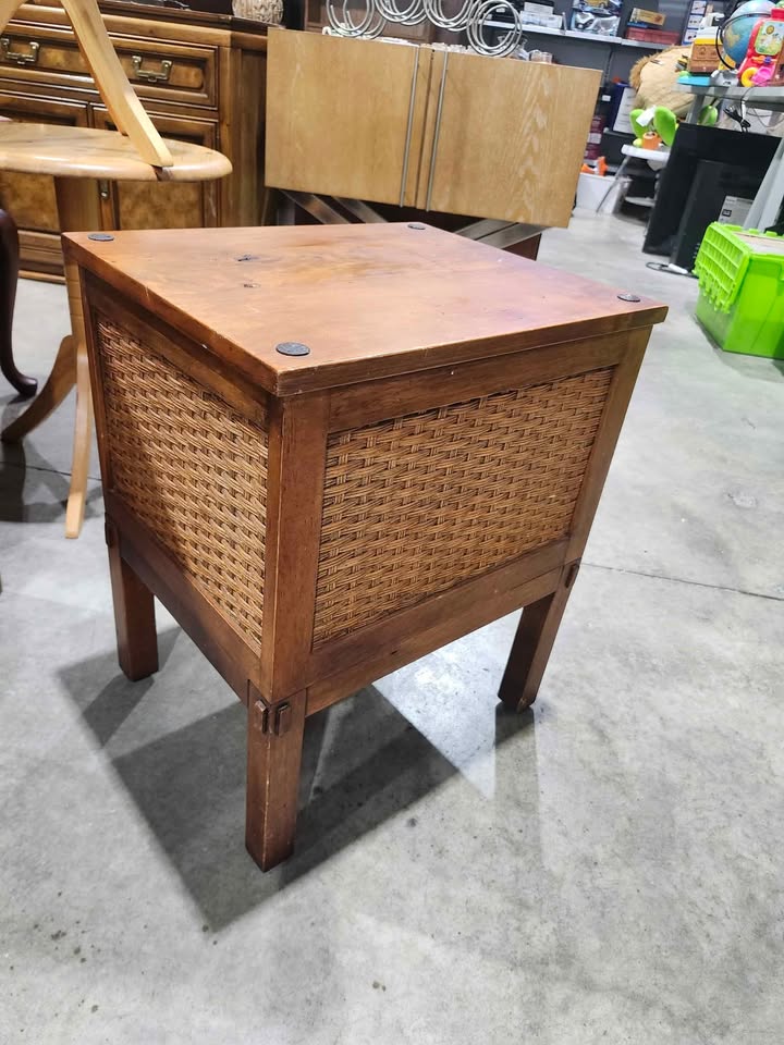 Pier 1 Lift Top End Table