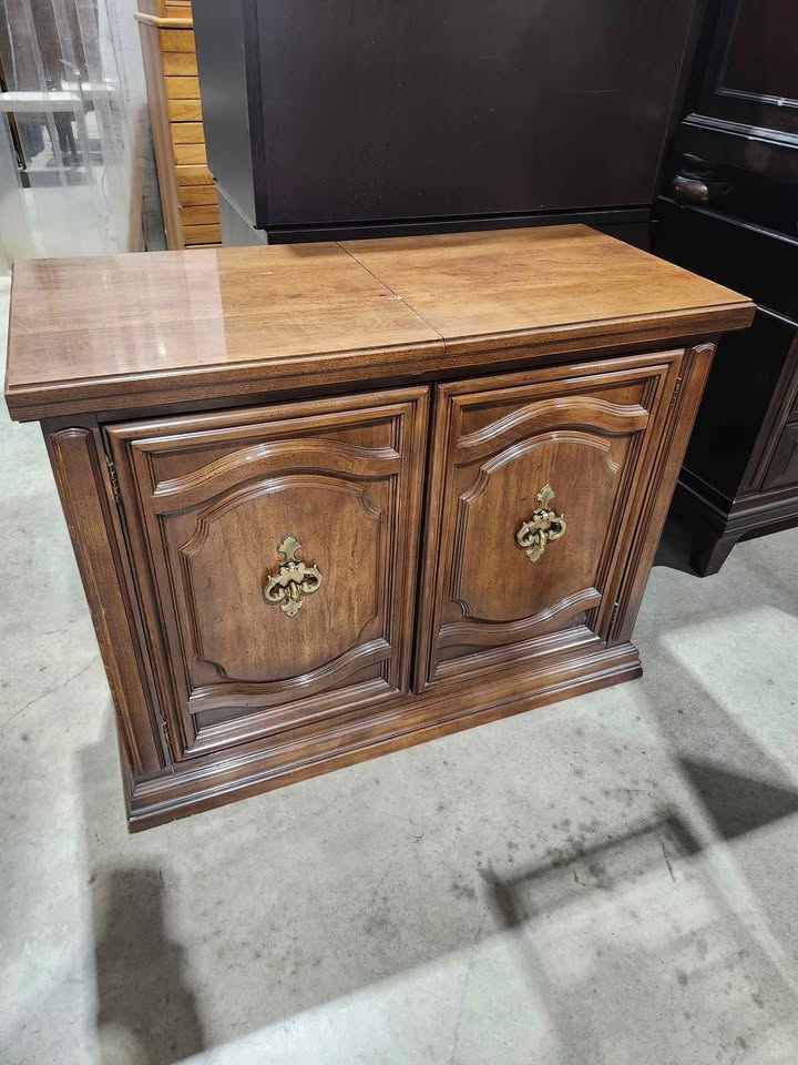Thomasville Huntley Console Cabinet