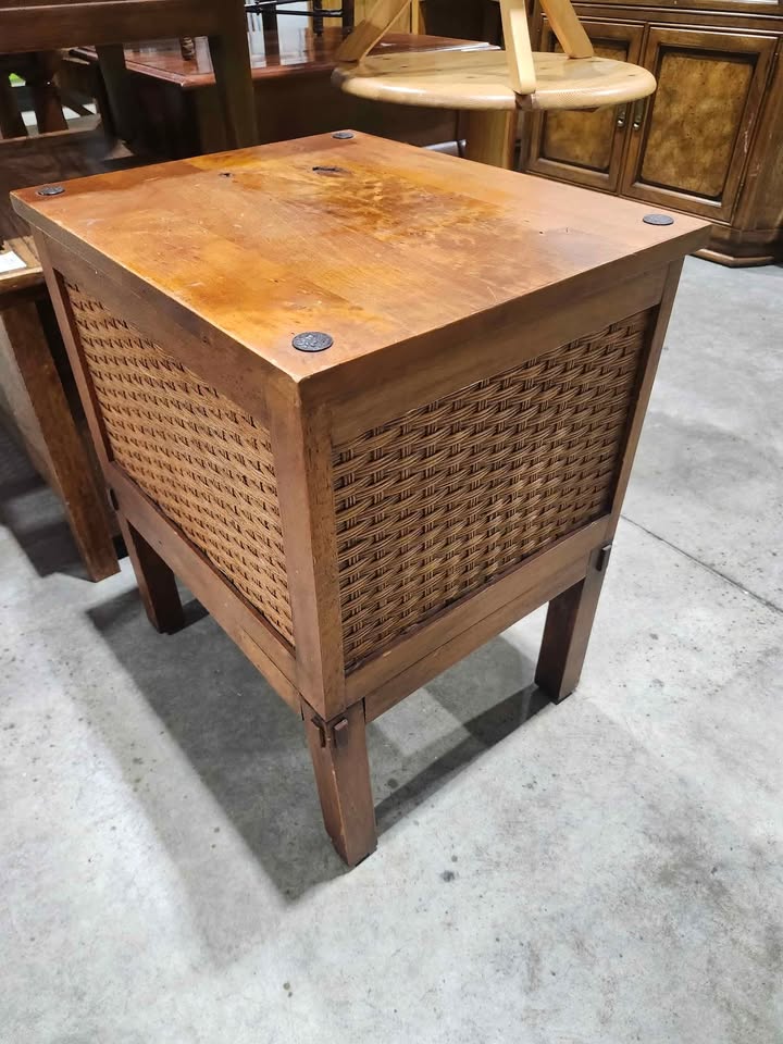 Pier 1 Lift Top End Table