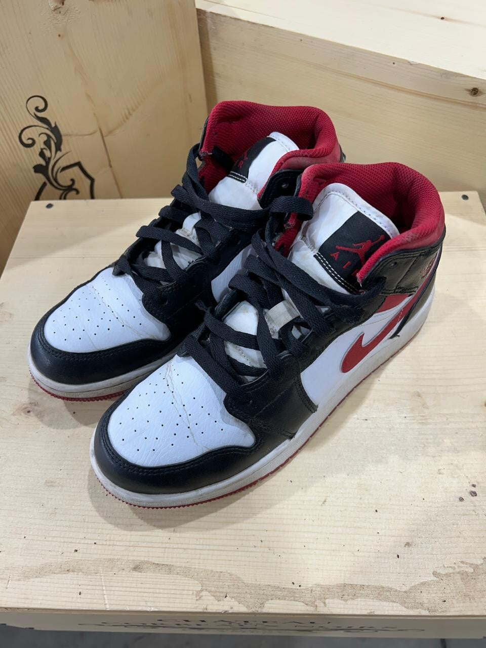 Nike Air Jordan 1 Mid Kid's Size 6Y Black Red