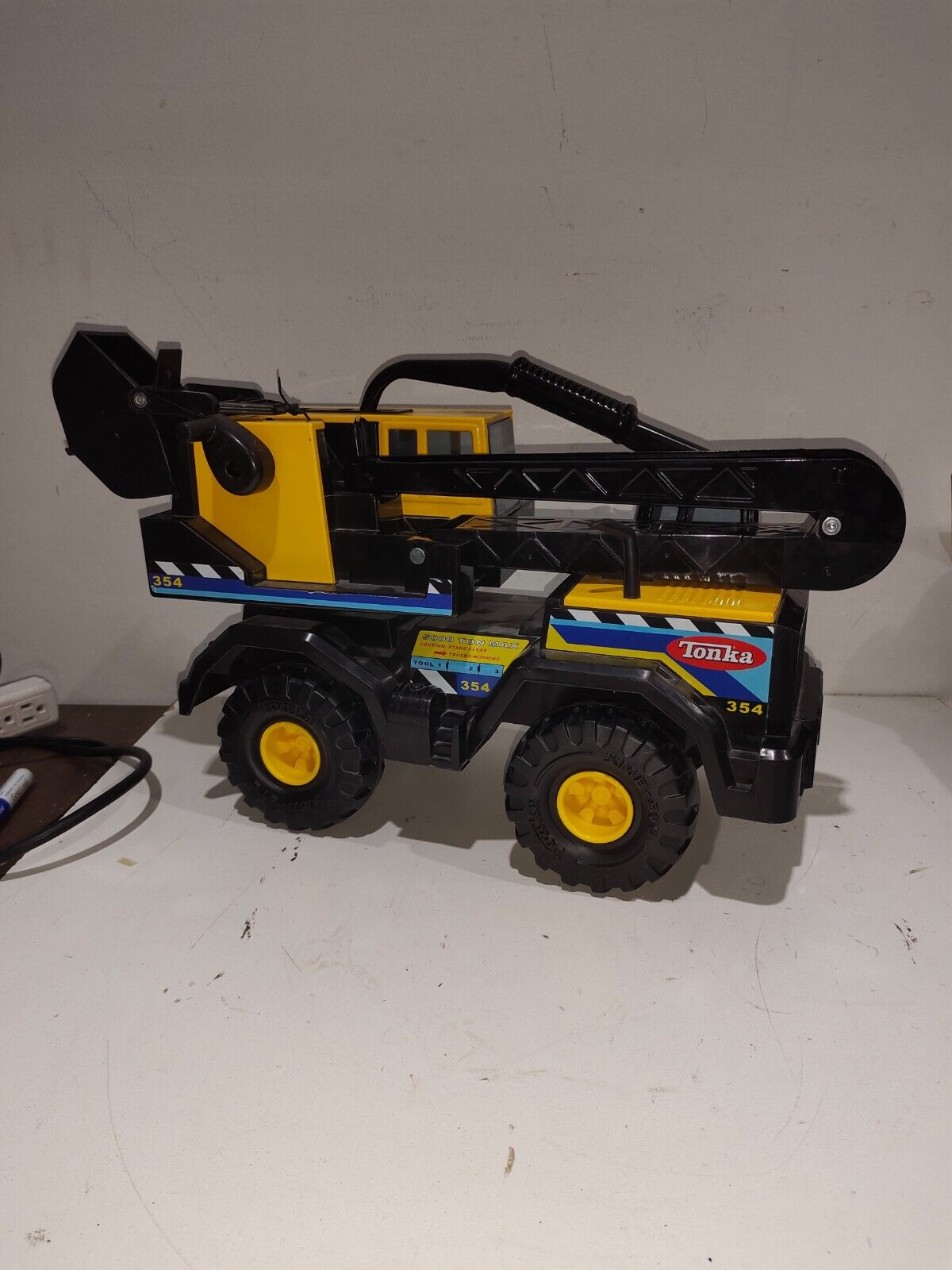 2013 HASBRO Funrise Tonka 354 toy Bucket Truck w/XMB-975 Wheels good