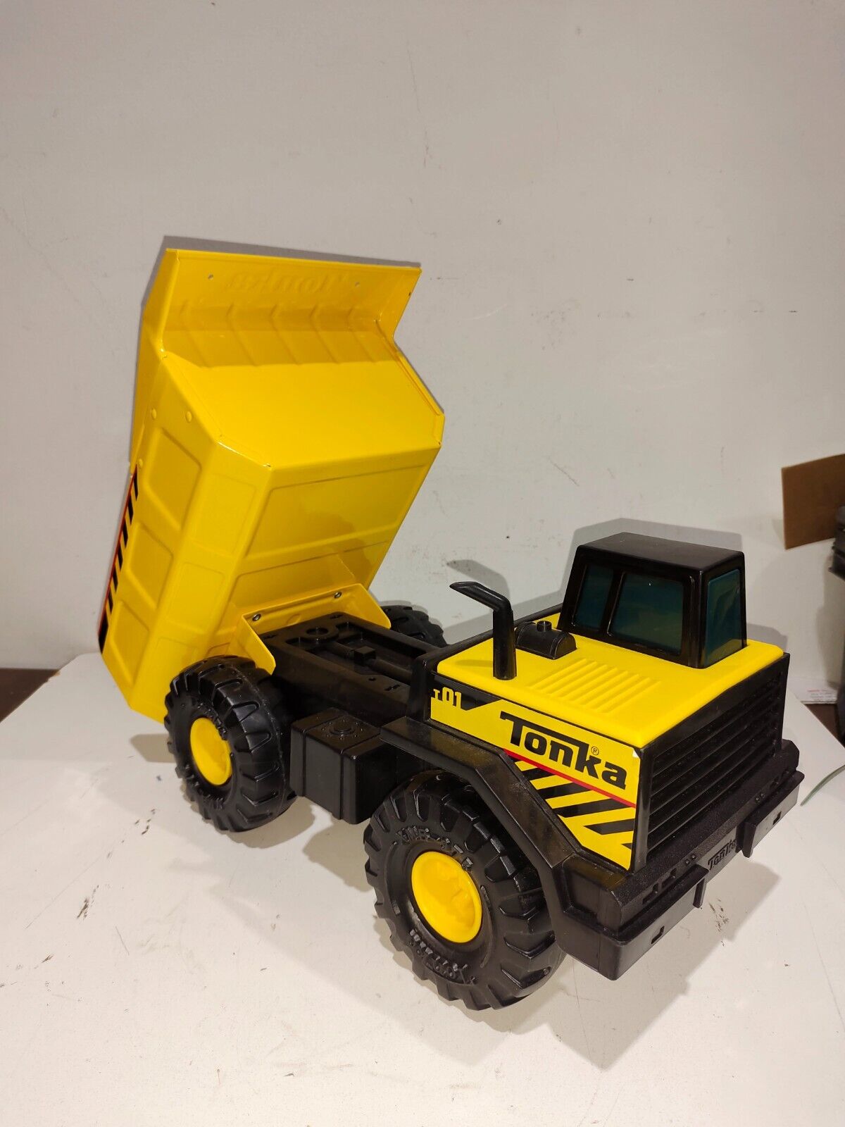 TONKA Mighty Dump Truck Steel Classics XMB-975 T01 93918 Yellow Metal