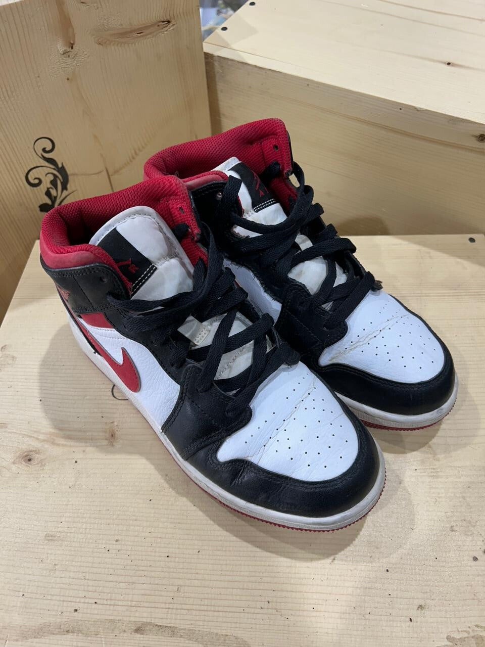 Nike Air Jordan 1 Mid Kid's Size 6Y Black Red