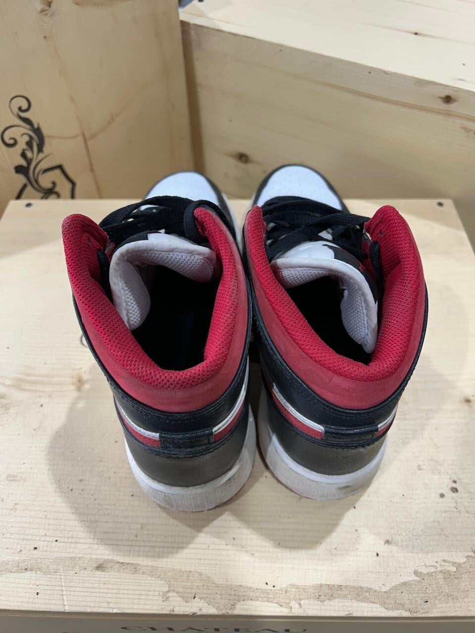 Nike Air Jordan 1 Mid Kid's Size 6Y Black Red