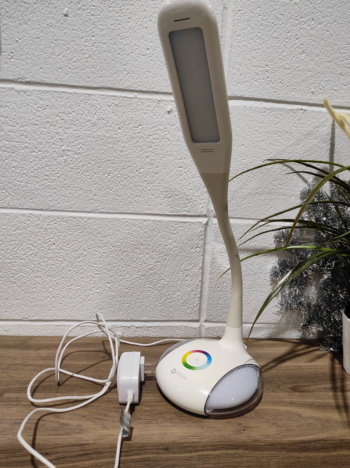 OttLite Model-Q8U Desk Lamp Color Changing Round Base Touch Sensitive Control
